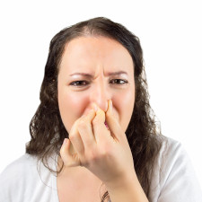 Žena zjistila, že za nesnesitelný pach v jejím bytě může rozkládající se mrtvola souseda