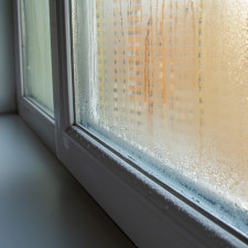 Vlhkost vzduchu můžete snížit poměrně jednoduše, stačí vám jen sůl a papírový kelímek