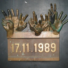 Ani 30 let po revoluci není demokracie samozřejmá