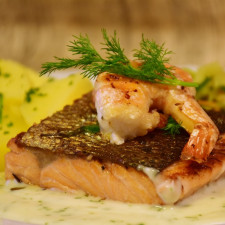 Vánoce v Africe - to není kapr a bramborový salát. Hlavně v přímořských státech využívají krevety nebo uzené ryby, ale kombinují je třeba s kozími ocasy