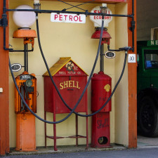 Zpočátku byla paliva tvořena 60oktanovým benzinem a směsmi lihu a benzinu s obchodním názvem Dynalkol (50 procent lihu, 30 procent benzinu a 20 procent benzolu)