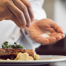 Nadměrné solení nás může připravit o více než 2 roky života