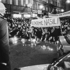 Nechceme násilí a Máme holé ruce...