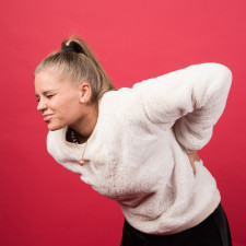 Rhabdomyolýza se projevuje mimo jiné bolestí svalů