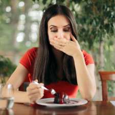 Říhání je jedním z příznaků bakteriálního přerůstání