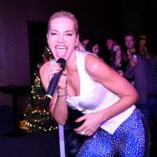 Dara Rolins absolvovala pražskou státní konzervatoř – hudebně-dramatický obor