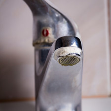 S odstraněním vodního kamene vám může pomoci i obyčejný citron