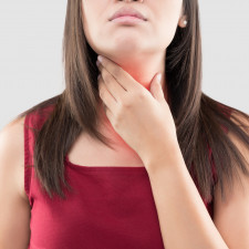 Rakovina štítné žlázy se může projevit mimo jiné i bolestí při polykání