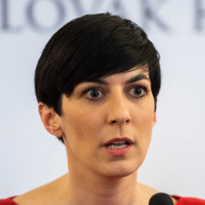 Od roku 2005 žije v Praze, kde studovala obor Andragogika a personální řízení na Filozofické fakultě Univerzity Karlovy. Souběžně se studiem pracovala v obchodním oddělení společnosti T-Mobile Czech Republic