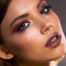 Obecně by se dalo říci, že mladá pokožka toho hodně ke štěstí nepotřebuje