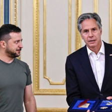 Ukrajinský prezident Volodymyr Zelenskyj svádí statečný boj s ruskou přesilou již rok a půl