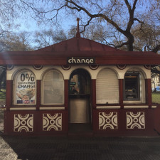 Už z vnitřku slyším nadávky...