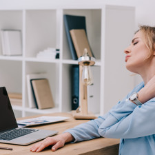 Příčinnou bolesti krční páteře může být mimo jiné i dlouhodobý stres