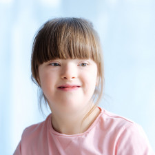 Nejčastější chromozomální vada člověka je Downův syndrom. Vyskytuje se přibližně u 1 miminka z 800 narozených