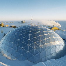 Exteriér geodetické kupole, který pokrývá základní budovy na americké stanici Amundsen-Scott