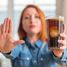 Ke vzniku krevních sraženin mohou mimo jiné přispívat i uměle slazené nápoje