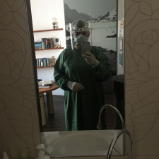 Lékaři jsou na pokraji sil, vláda jim do jejich snahy ještě hází vidle