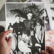 Dcera Rudolfa Hösse nikdy nepřipustila, že by se její otec podílel na tak šílených zvěrstvech, jako bylo vyvražďování vězňů v Osvětimi. Není podle ní možné, aby zbylo tolik přeživších, pokud by skutečně zahynulo tolik lidí...