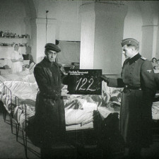 Podívejte se, jak si ti židé v Terezíně spokojeně žijí... Tak měl vyznít film o Darovaném městě