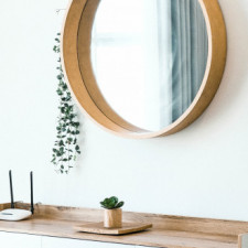 S optickým zvětšením malých místností vám mohou pomoci i zrcadla