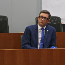 Na oficiálním "hradním" kanálu propaguje Jiří Ovčáček obnaženou paži, vykazující magnetismus. Je to ještě snesitelné?