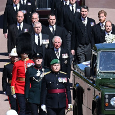 Princové William a Harry při smutečním pochodu na rozloučení s princem Philipem