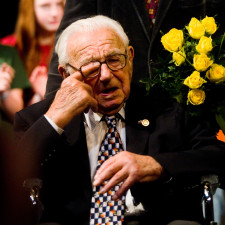 Nicholas Winton o svém činu mlčel dlouhých 40 let, až nakonec jeho žena našla jména zachráněných dětí schovaná na půdě