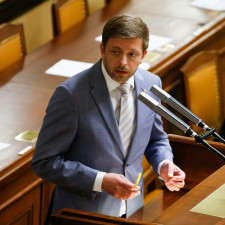 Sněmovna se od rudých postojů musí podle Rakušana okamžitě distancovat