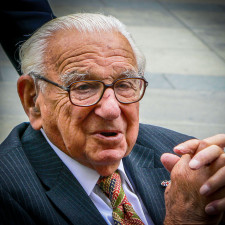 Sir Nicholas Winton zachránil před jistou smrtí stovky dětí