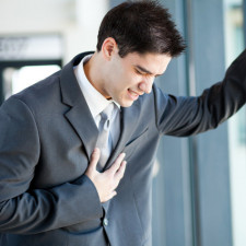 Základní příčinou srdečních obtíží je ukládání cholesterolu do stěny tepny. Postupné zvětšování tukového plátu zužuje její průsvit