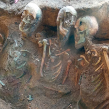 Mrtvoly jsou v hrobech neurovnaně, evidentně se s pohřbením spěchalo