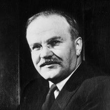 Příjemný sympatický stárnoucí muž nebo krutý člověk, který se dokázal podepsat pod stovky rozsudků smrti?