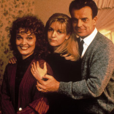 Ve Twin Peaks je nalezena brutálně zavražděná Laura Palmer. Vyšetřovatelé zjišťují, že všechno může být jinak...