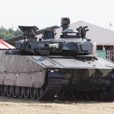 Bojové vozidlo pěchoty CV90 MkIV. Stroje kupuje do své výzbroje i Česká republika
