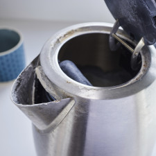 S odstraněním vodního kamene z vaší rychlovarné konvice vám pomůže mimo jiné i ocet nebo citron