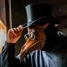 Maska morových lékařů byla naplněná sušenými květinami