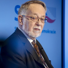 Prezidentský kandidát Bašta byl v letech 1998–2000 ministrem bez portfeje ve vládě Miloše Zemana