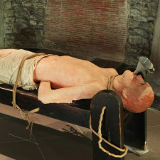 Člověk je velmi vynalézavý, pokud jde o způsobování bolesti jiným lidem