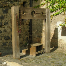 I když pranýř jistě nebyl nic příjemného, jiné tresty za nevěru byly a jsou příliš kruté