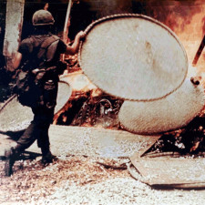 Masakr v My Lai a fotografie povražděných obyvatel vesnice, vytvořené přítomnými vojáky, se staly díky výraznému zájmu médií jedním z nejznámějších obrazů války ve Vietnamu