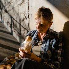 Ženy, které jsou obětí domácího násilí, zvolí často bytovou alternativu jako např. azylové domy, noclehárny, krizová centra apod.