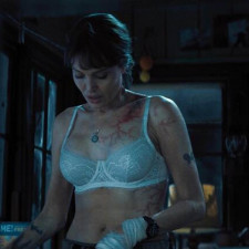 Novinkou na plátnech kin je pro letošní rok film Kdo mi jde po krku, v němž se Jolieová představuje jako drsňačka