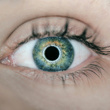 Nadměrná konzumace alkoholu může zapříčinit dokonce i slepotu