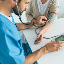 Na pravidelné kontroly krevního tlaku byste rozhodně neměli zapomínat, u většiny lidí totiž tento nebezpečný stav nemá žádné příznaky