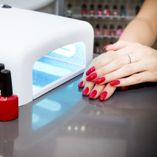 Gelová manikúra může poškodit kůži na našich rukou a zvýšit pravděpodobnost vzniku pigmentových skvrn