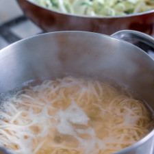 Skvělou zálivkou je i voda, která vám zbyde po vaření těstovin. Nesmí ale obsahovat sůl
