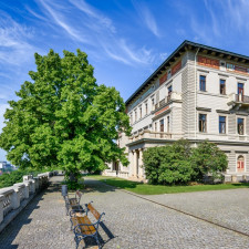 Ikonická stavba na vrcholu kopce, který je ze zeminy z nedalekého tunelu