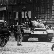 Českoslovenští vedoucí představitelé (Alexander Dubček, Josef Smrkovský, Oldřich Černík a další) byli krátce v roce 1968 okupačními mocnostmi zatčeni a dočasně zavlečeni do ciziny