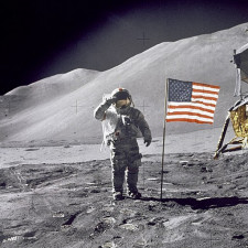 Jeden ze slavných snímků, na kterých konspirátoři vidí důkazy, že vše bylo natočeno ve studiu