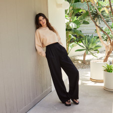 Mezi letošními trendy na jaro a léto nechybí ani volné společenské kalhoty